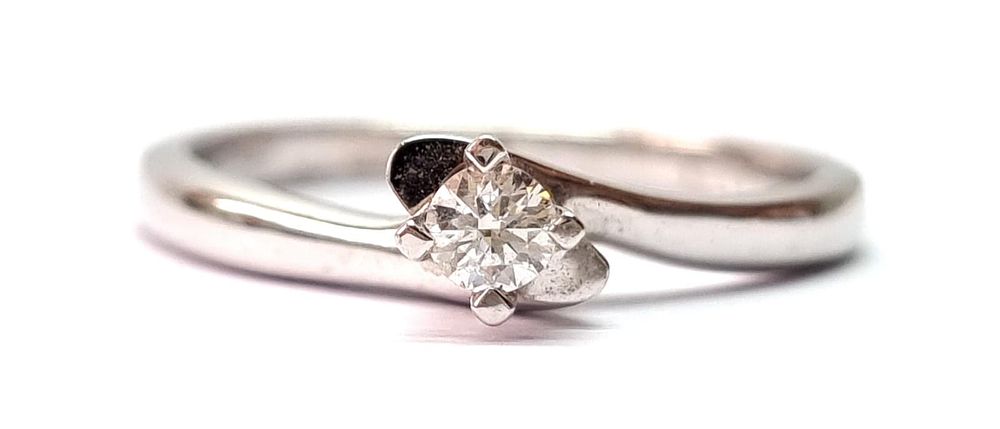 טבעת זהב לבן 14k וינטג' עדינה, איכותית ויפה בדגם סוליטר. משובצת יהלום טבעי ואיכותי במשקל כולל 