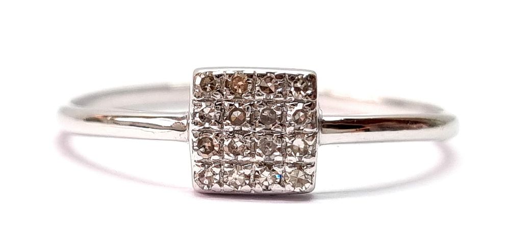 טבעת זהב לבן 14k מודרנית, עדינה ויפה. משובצת 16 יהלומים טבעיים, קטנים ויפים במשקל כולל של כ- 