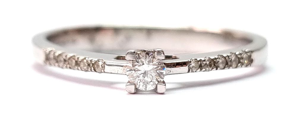 טבעת זהב לבן 14k מודרנית ויפהפייה. משובצת יהלומים טבעיים איכותיים במשקל כולל של כ- 0.16ct. 