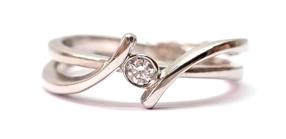 טבעת זהב לבן 14k וינטג' איכותית ויפה בעלת מראה יוקרתי. 
משובצת יהלום טבעי, איכותי מאוד במשקל של 