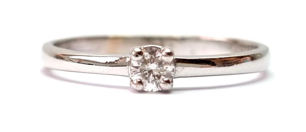 טבעת זהב לבן 14k וינטג', עדינה ויפה בדגם סוליטר קלאסי. 
משובצת יהלום טבעי איכותי במשקל של כ- 