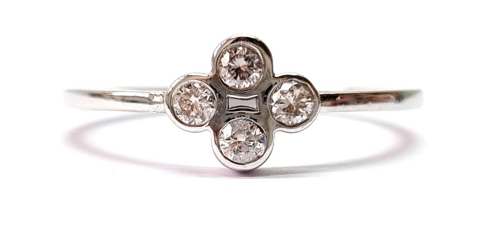 טבעת זהב לבן 14k מודרנית, יוקרתית ויפה. משובצת 4 יהלומים טבעיים, נקיים ויפים במשקל כולל של כ- 