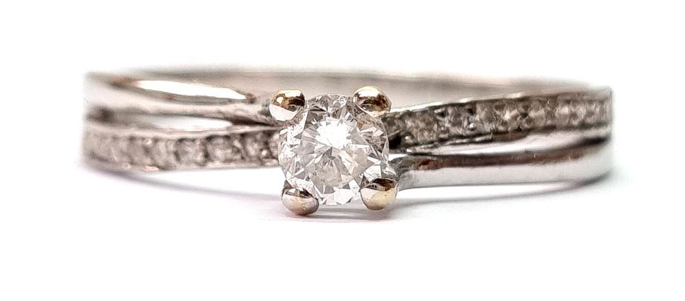 טבעת זהב לבן 14k וינטג' עדינה, יוקרתית ויפה. משובצת יהלומים טבעיים ואיכותיים במשקל כולל של כ- 