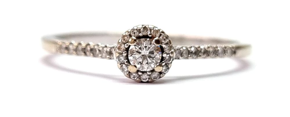 טבעת זהב לבן 14k, מודרנית, עדינה ויפהפייה. משובצת יהלומים טבעיים ומהממים במשקל כולל של כ- 