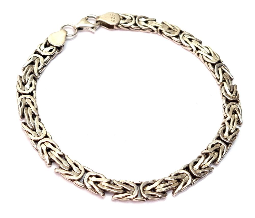 צמיד כסף וינטג' לגבר. עבודה ישנה ואיכותית. חתום 925. 
משקל: 18.5 גרם 
אורך צמיד כ- 21.5 ס"מ 