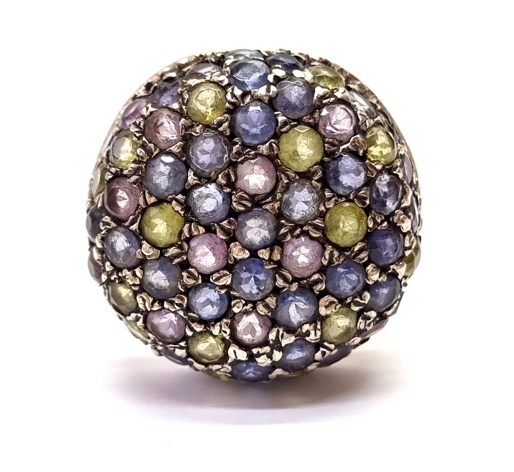 טבעת כסף וינטג' גדולה ואיכותית מאוד, עשויה בעבודת יד, משובצת קוקטייל אבני חן טבעיות. חתומה 925. 