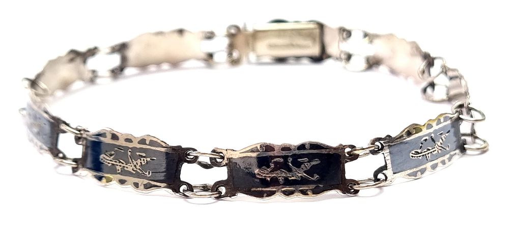 צמיד כסף, וינטג', עדין ויפה בסגנון אסייתי. לאחר ליטוש וניקוי. 
משקל: 4.8 גרם 
אורך כ- 17.5 ס"מ 