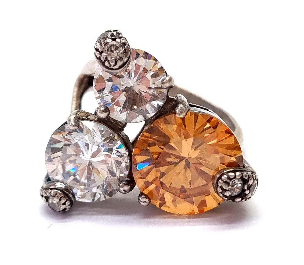 טבעת כסף, וינטג', גדולת מימדים במיוחד ויפהפייה. עשויה בעבודת יד צורף. אבני סברובסקי איכותיות. 