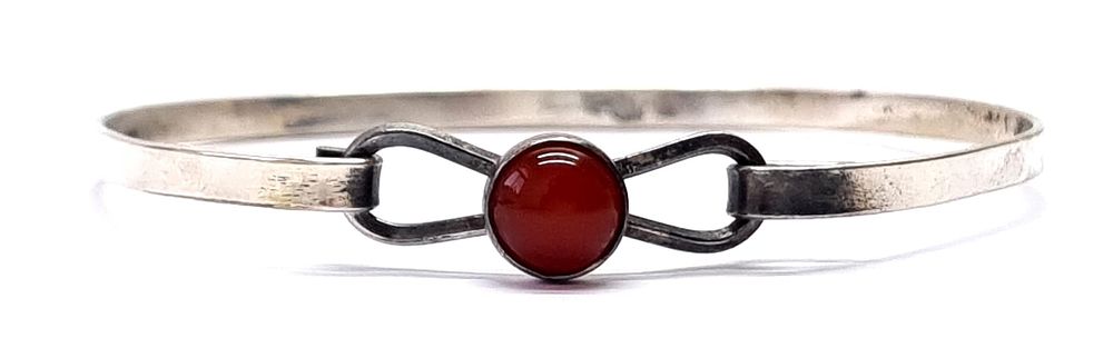 צמיד כסף וינטג' ישראלי, איכותי ויפה, משובץ אבן חן מסוג אגט. חתום 925. 
משקל: 5.8 גרם 
קוטר 