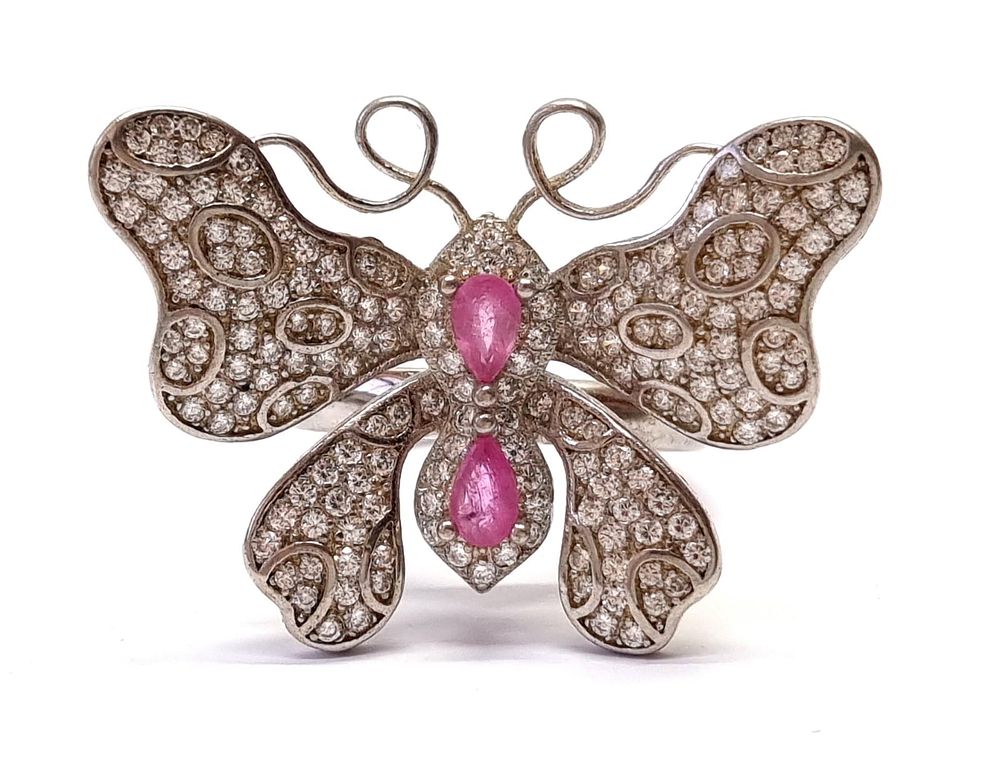 טבעת כסף וינטג' גדולת מימדים שעשויה בעבודת יד בדגם פרפר, משובצת אבני סברובסקי. חתומה 925. 