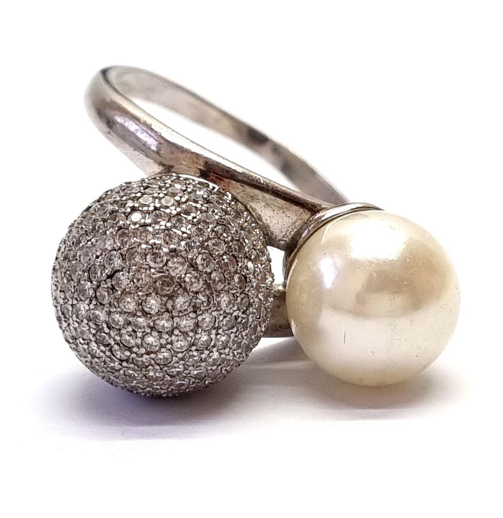 טבעת כסף וינטג' גדולת מימדים, איכותית, משובצת פנינה ואבני סברובסקי. חתומה 925. 
משקל: 7.5 גרם 