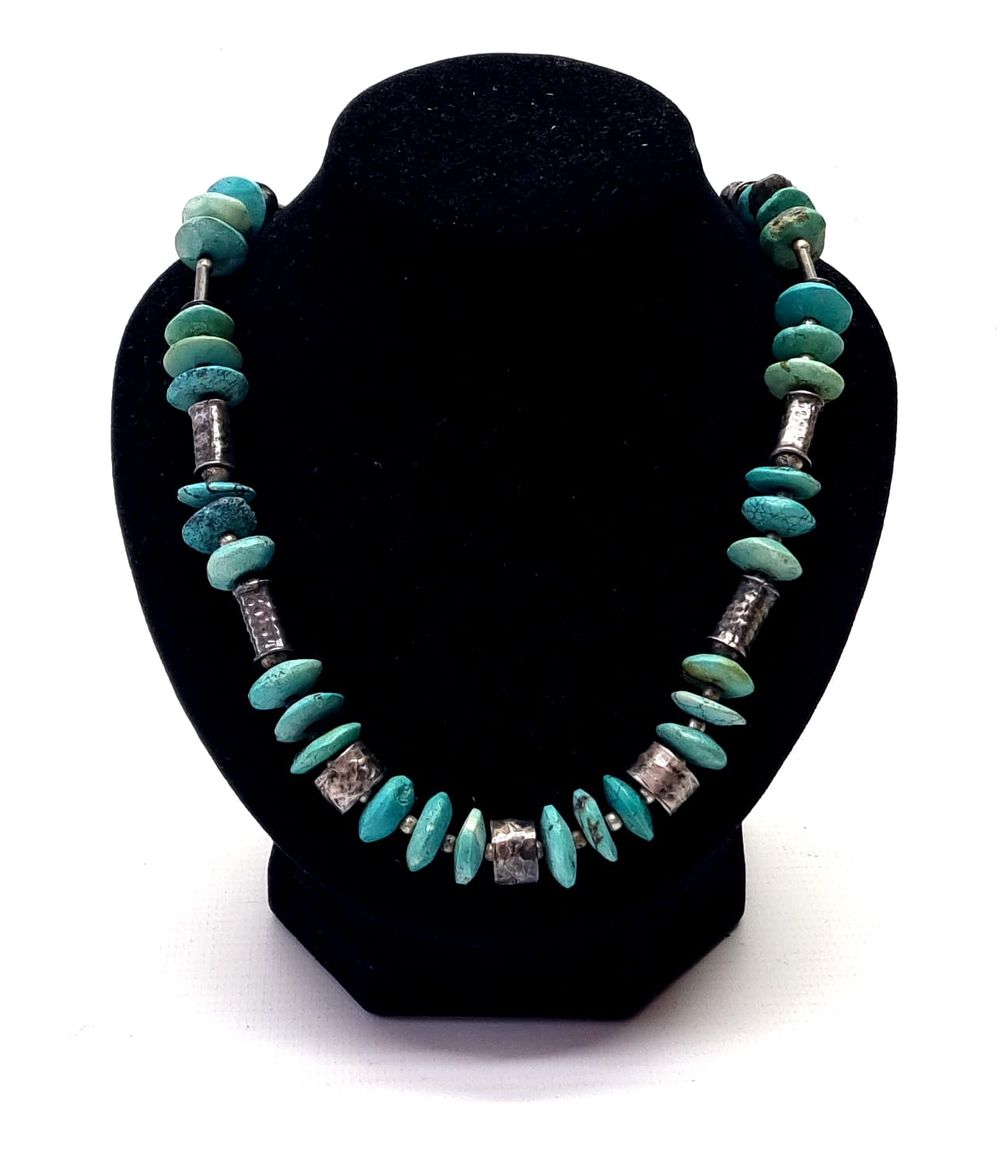 מחרוזת וינטג' גדולה ואיכותית, כסף 925 בשילוב חרוזי טורקיז טבעיים באיכות מעולה. 
חתומה בסוגר 