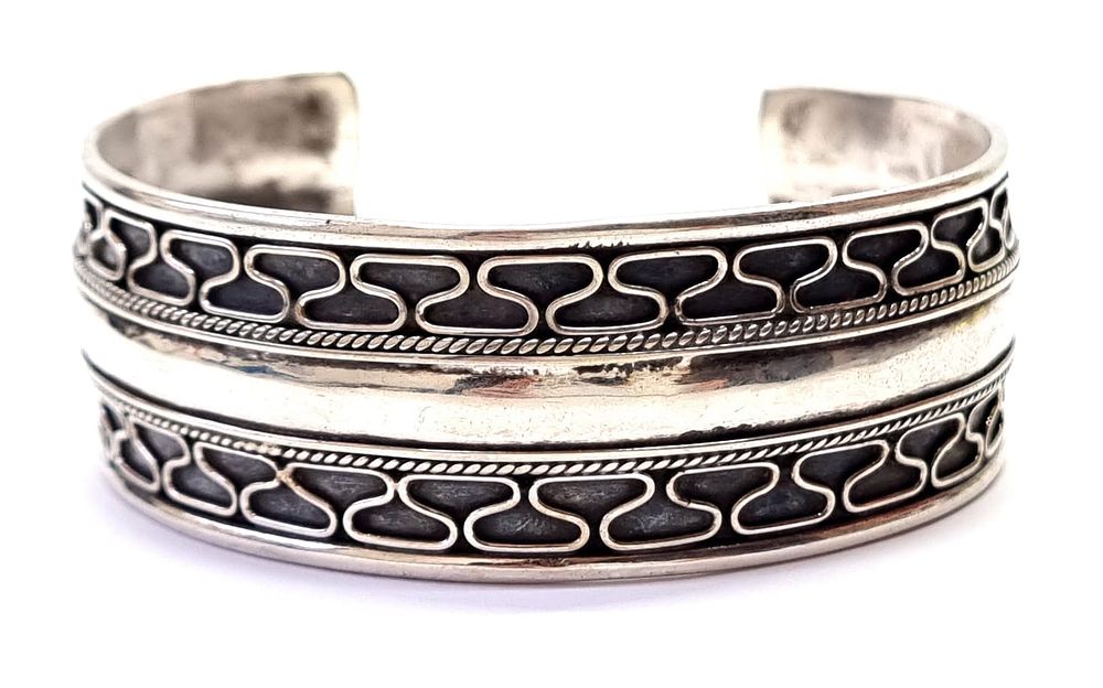 צמיד כסף 925 וינטג' מאסיבי, גדול ויפה. לאחר ליטוש, חידוש וניקוי. חתום. 
משקל: 32.7 גרם 
רוחב 