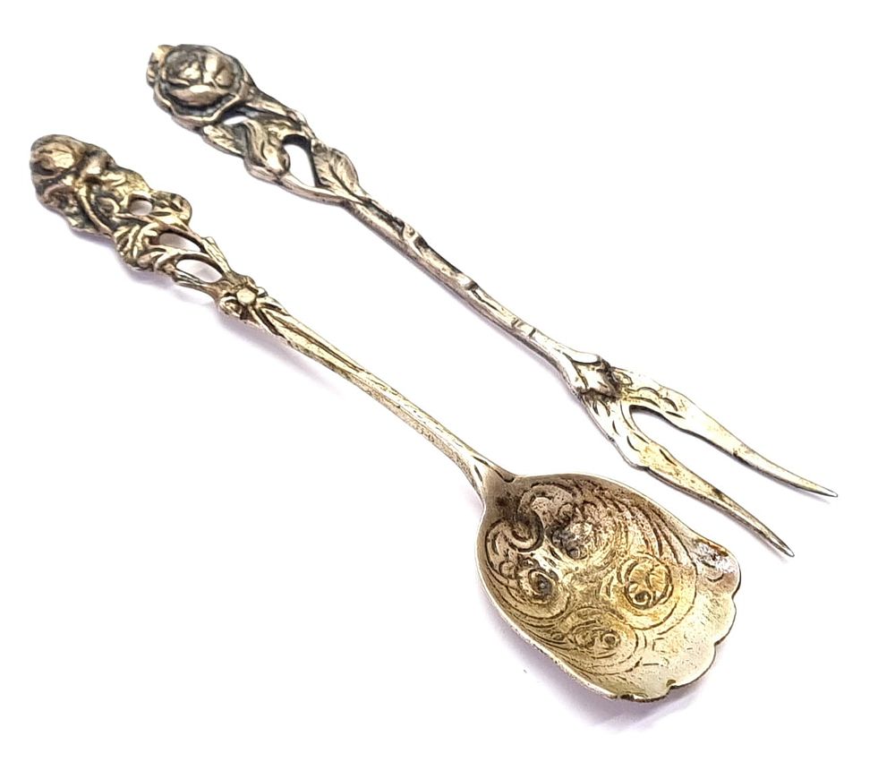 כפית ומזלג כסף עתיקים שעשויים בעבודת יד אומנותית ויפה. כסף 800. אירופאי עתיק. 
משקל כולל: 18.4 