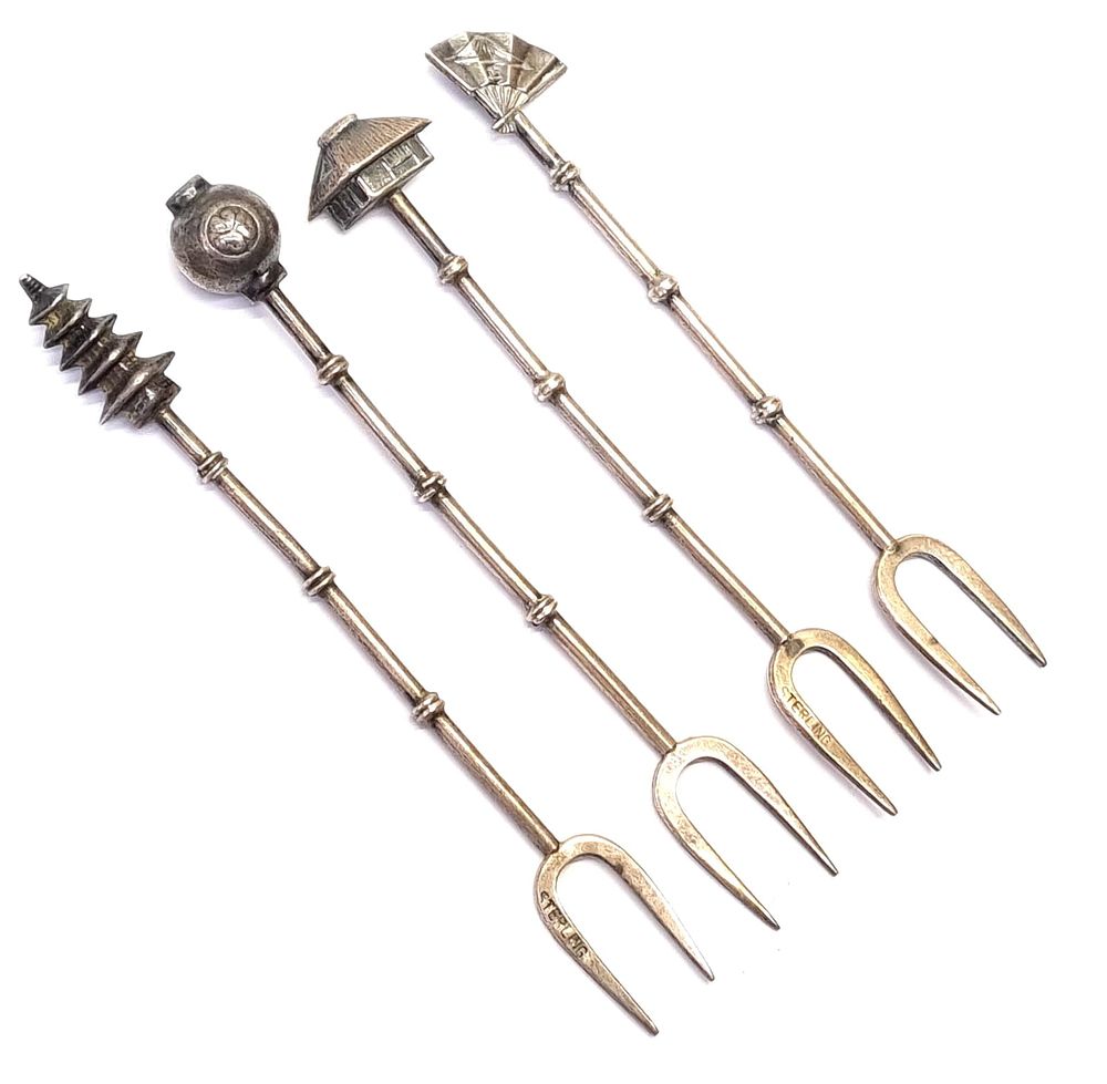 4 מזלגות כסף סטרלינג קטנטנות, ישנות ויפות. חתום sterling. 
משקל כולל: 9 ס"מ 
אורך ממוצע כ- 13.8 גרם