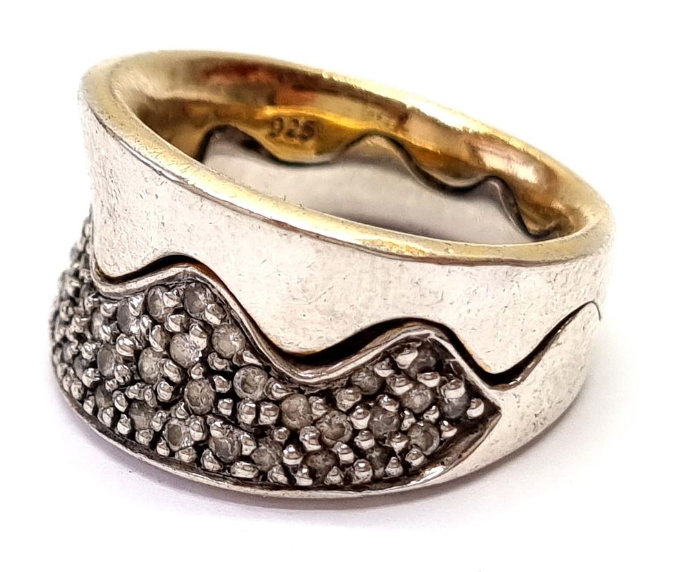 טבעת כסף משולבת זהב, וינטג', מסיבית ואיכותית מאוד! משובצת אבני סברובסקי נוצצות. חתומה 925. 