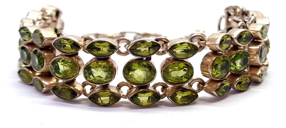 צמיד כסף וינטג' מדהים!
. גדול מימדים ומסיבי מאוד, משובץ לכל גופו 45 אבני חן טבעיות מסוג פרידוט. 