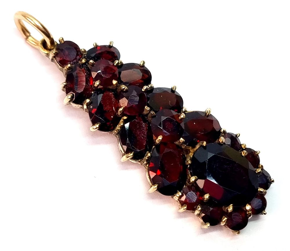 תליון זהב 9k ויקטוריאני, עתיק, גדול ויפהפה. משובץ אבני גרנט אדומות בשיבוץ צפוף ויפהפה. 
תכשיט 