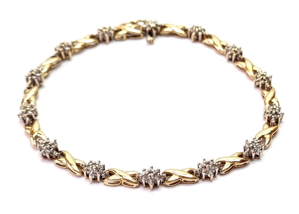 צמיד זהב 10k וינטג', עדין ומהמם. משובץ יהלומים טבעיים ב-14 אלמנטים בדוגמאות "פרח". 
יהלומים 