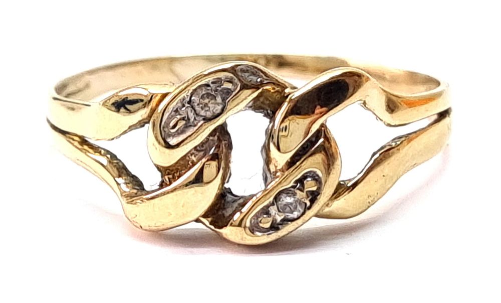 טבעת זהב 14k וינטג', עדינה, מיוחדת ויפה, משובצת אבני זירקוניה קטנות ונוצצות. 
משקל: 2.2 גרם 