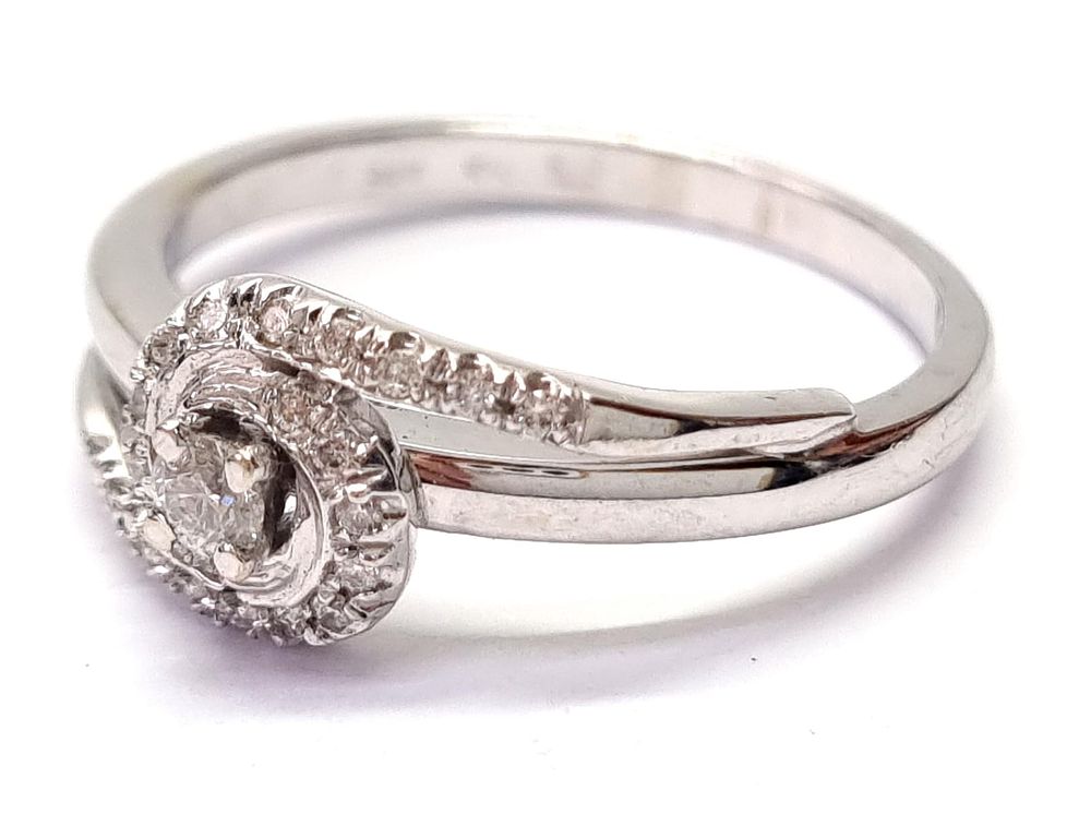 טבעת זהב לבן 14k נראית ומרגישה כחדשה. משובצת יהלומים טבעיים במשקל כולל של כ- 0.30ct. טבעת עדינה 