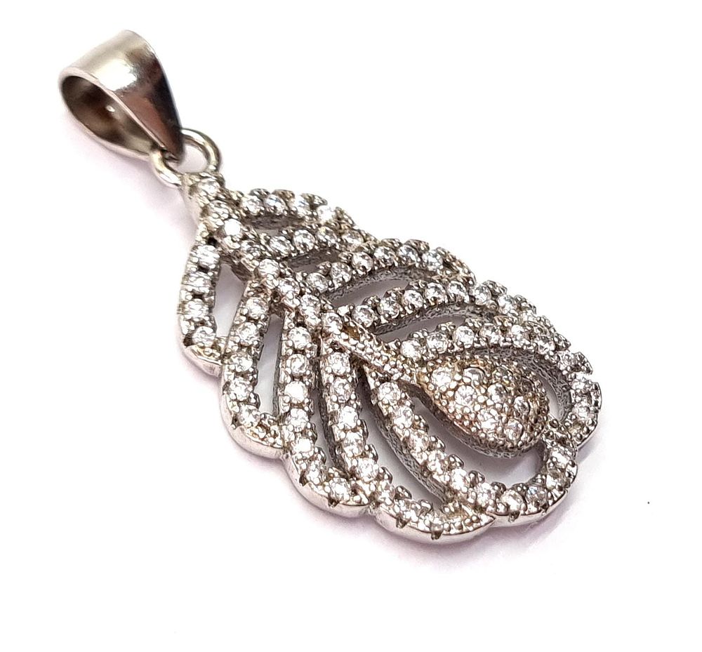 תליון כסף 925, איכותי ומרהיב. 
הגיע מתצוגת ויטרינה של חנות תכשיטים שנסגרה, כנראה לא היה בשימוש. 