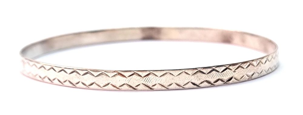 צמיד כסף 925, וינטג', בדגם חישוק. חתום 925. 
לאחר ניקוי, חידוש וליטוש. 
משקל: 8.6 גרם 
קוטר 