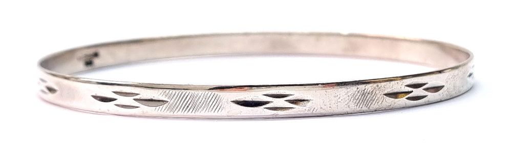 צמיד כסף 925, וינטג', בדגם חישוק. חתום 925. 
לאחר ניקוי, חידוש וליטוש. 
משקל: 8.1 גרם 
קוטר 