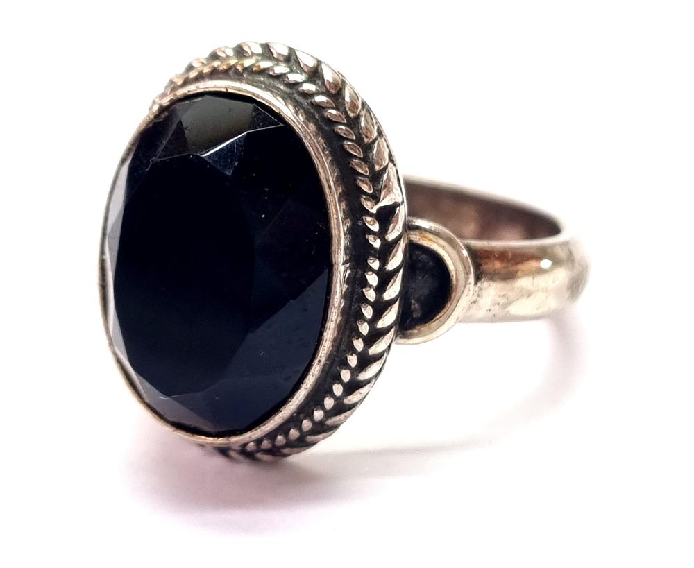 טבעת כסף, וינטג', איכותית ויפה. לאחר ניקוי וחידוש. חתומה 925. 
משקל: 6.8 גרם 
מידה: 8 
אורך 