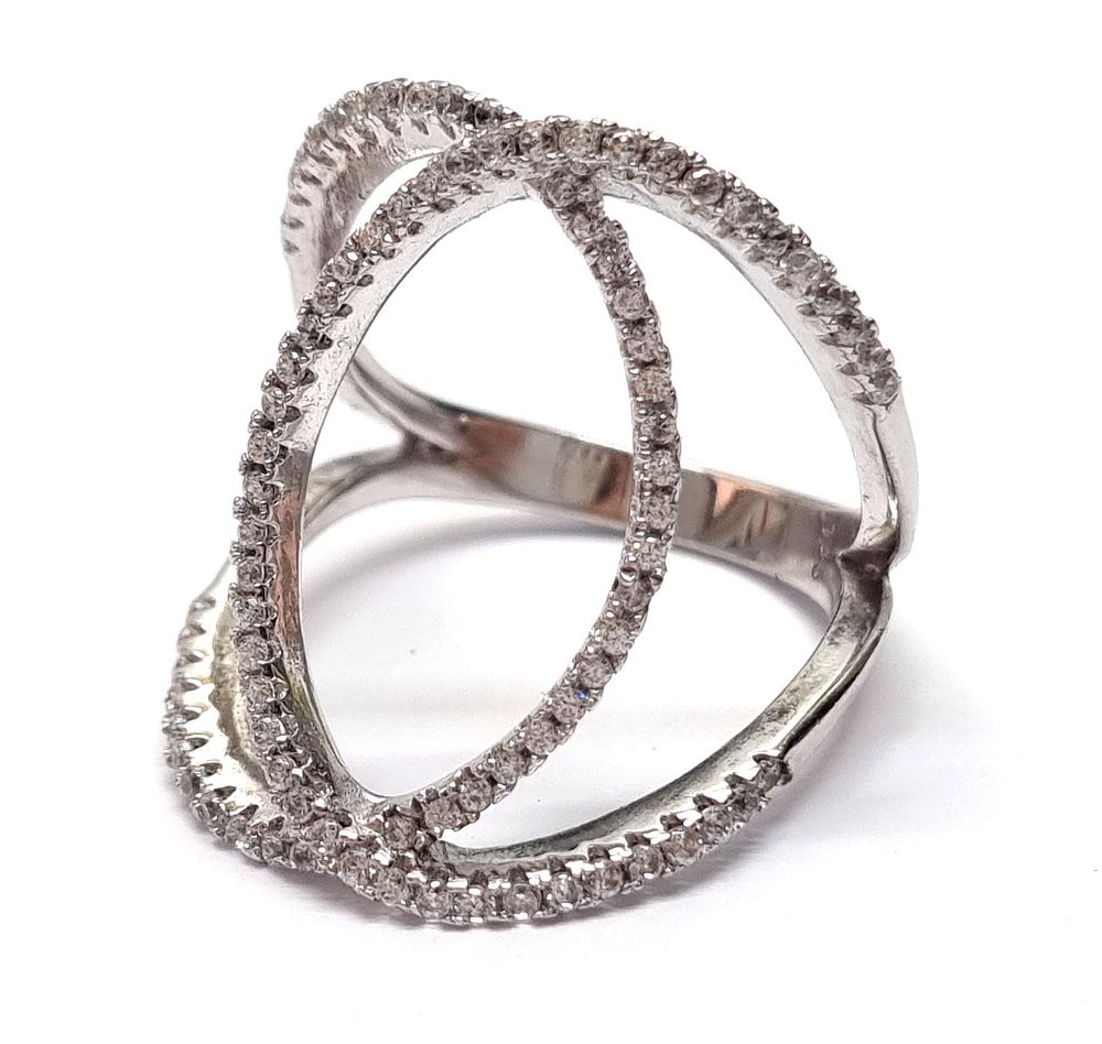 טבעת כסף גדולה, איכותית מאוד ויוקרתית, נראית כחדשה ומשובצת אבני סברובסקי. 
חתומה 925. 
משקל: 