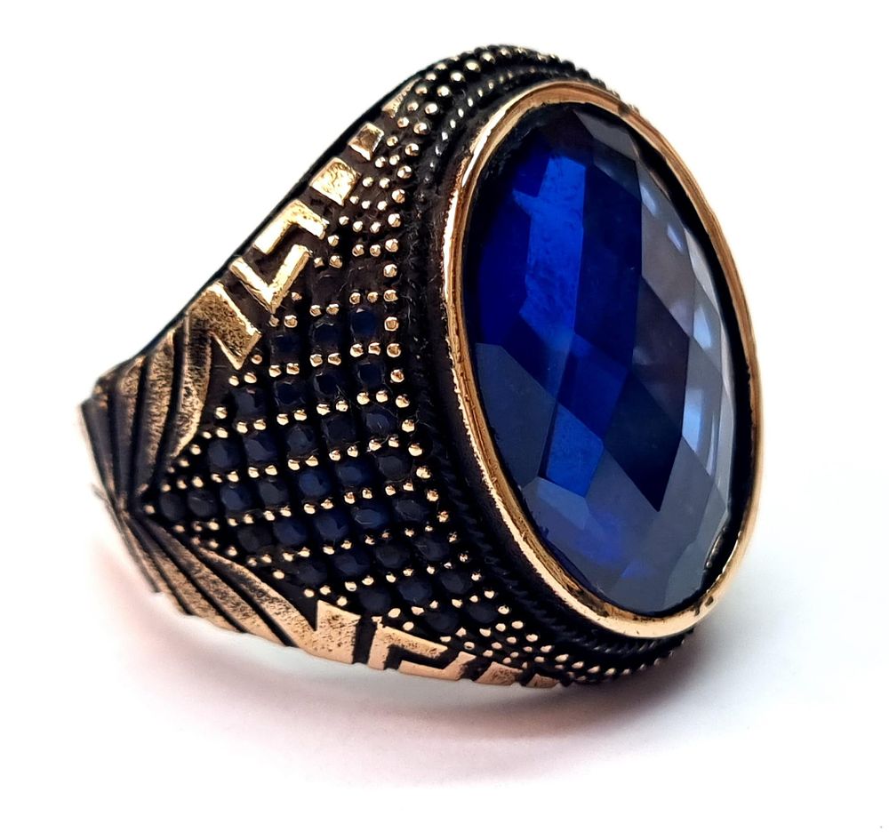 טבעת כסף מאסיבית חדשה לגבר
. טבעת כסף 925 משולבת נחושת מוזהבת ואבן חן. חדשה לחלוטין, מאסיבית 