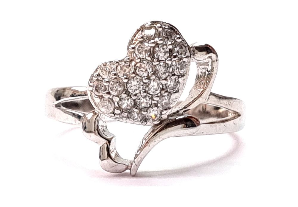 חדשה לחלוטין
. טבעת כסף איכותית, יוקרתית ומרשימה, משובצת אבני סברובסקי. 
הגיעה מחנות תכשיטים 