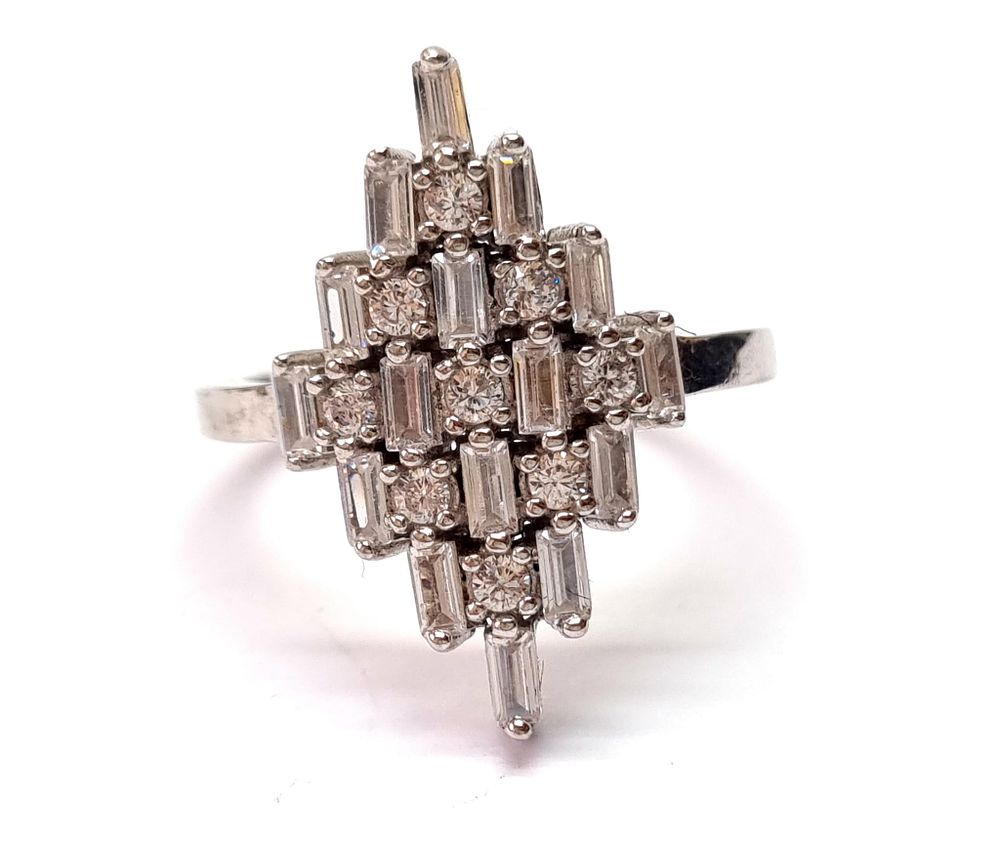 חדשה לחלוטין
. טבעת כסף איכותית, יוקרתית ומרשימה, משובצת אבני סברובסקי. 
הגיעה מחנות תכשיטים 