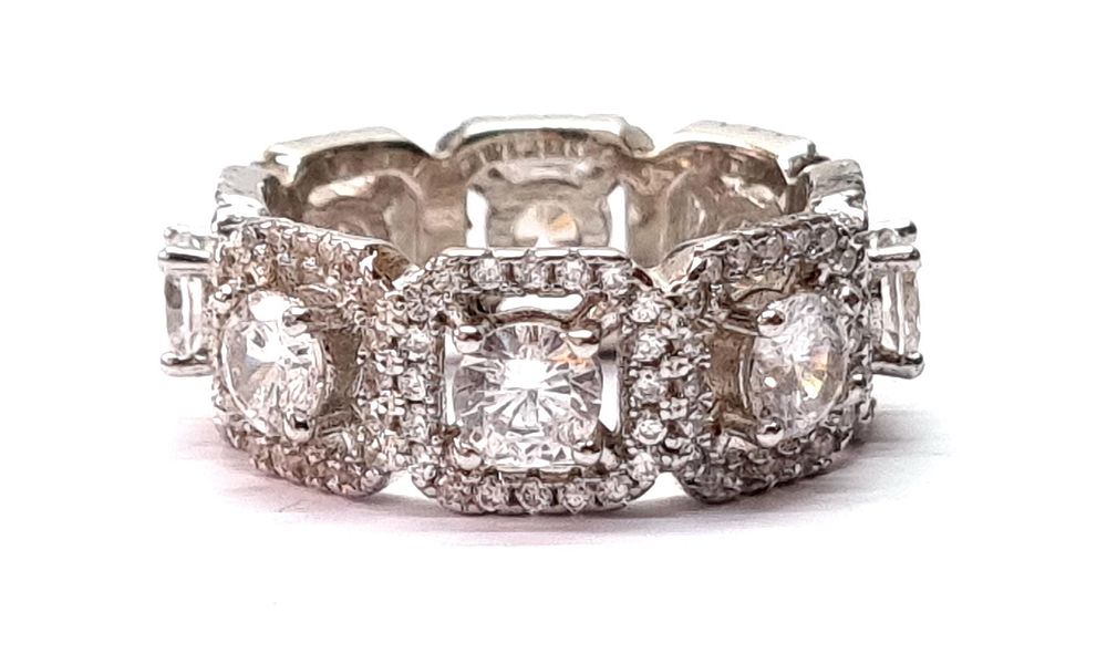 חדשה לחלוטין
. טבעת כסף איכותית, יוקרתית ומרשימה, משובצת אבני סברובסקי. 
הגיעה מחנות תכשיטים 