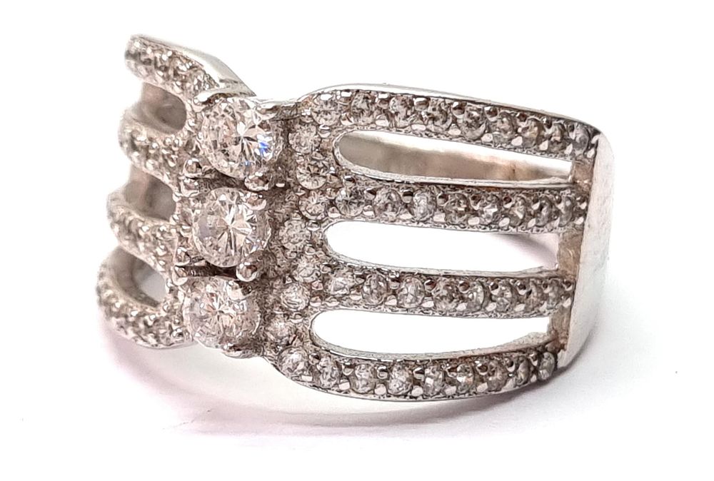 חדשה לחלוטין
. טבעת כסף איכותית, יוקרתית ומרשימה, משובצת אבני סברובסקי. 
הגיעה מחנות תכשיטים 