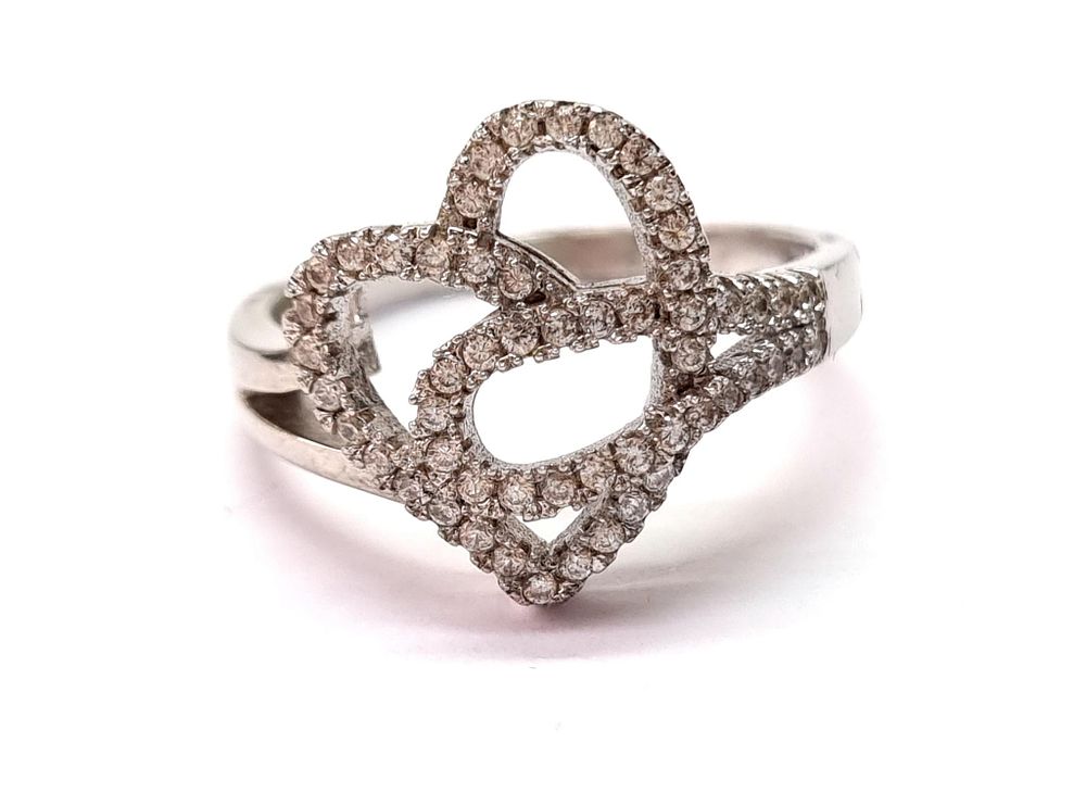 חדשה לחלוטין
. טבעת כסף איכותית, יוקרתית ומרשימה, משובצת אבני סברובסקי. 
הגיעה מחנות תכשיטים 