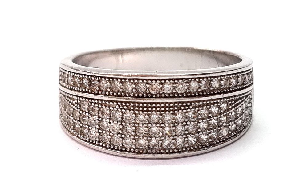 חדשה לחלוטין
. טבעת כסף איכותית, יוקרתית ומרשימה, משובצת אבני סברובסקי. 
הגיעה מחנות תכשיטים 