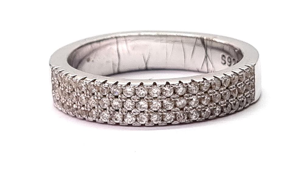 טבעת כסף איכותית, יוקרתית ומרשימה, משובצת אבני סברובסקי. 
הגיעה מחנות תכשיטים ושעונים שנסגרה. 