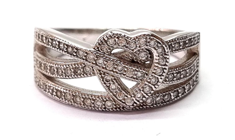 חדשה לחלוטין
. טבעת כסף איכותית, יוקרתית ומרשימה, משובצת אבני סברובסקי. 
הגיעה מחנות תכשיטים 