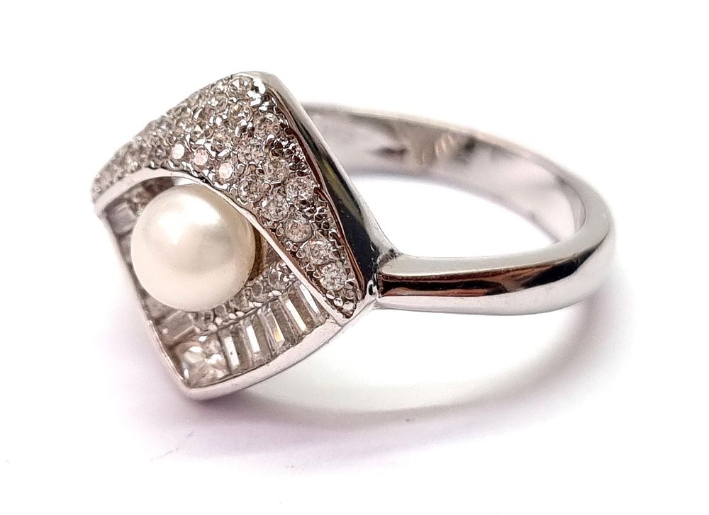 חדשה לחלוטין
. טבעת כסף איכותית, יוקרתית ומרשימה, משובצת אבני סברובסקי. 
הגיעה מחנות תכשיטים 