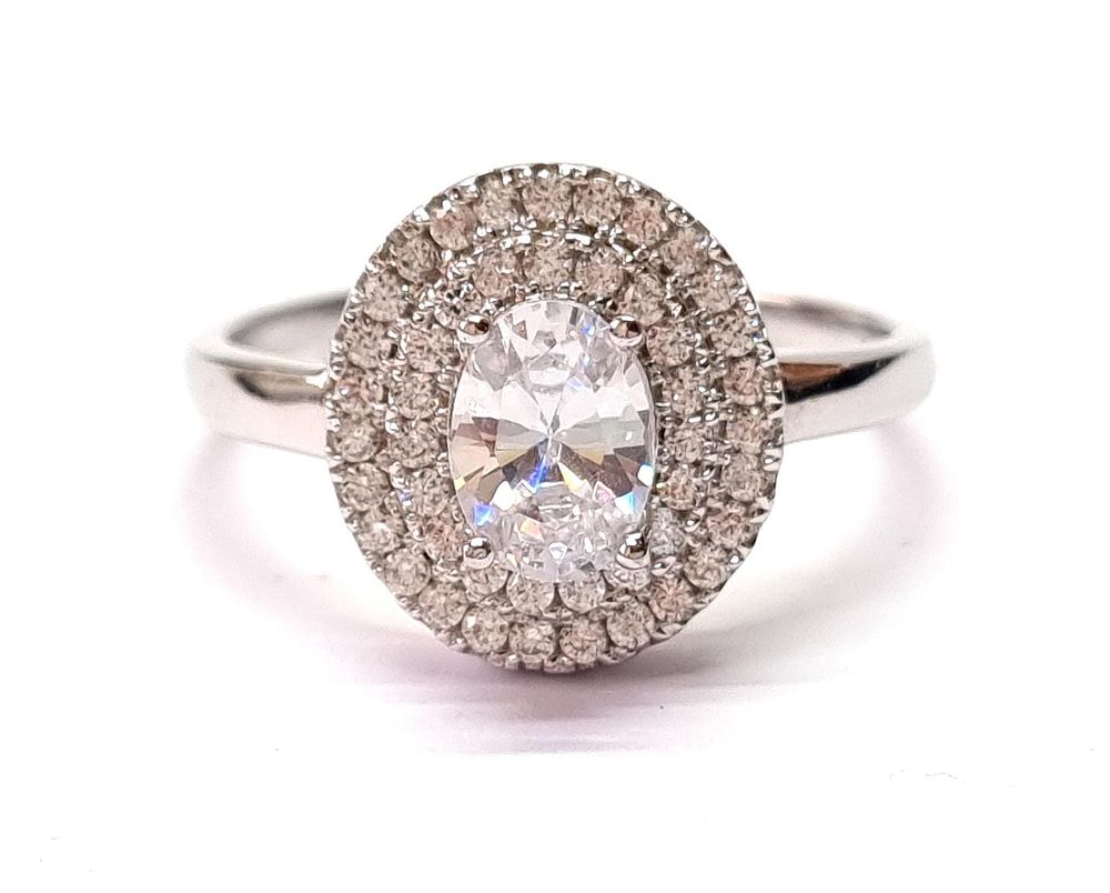 חדשה לחלוטין
. טבעת כסף איכותית, יוקרתית ומרשימה, משובצת אבני סברובסקי. 
הגיעה מחנות תכשיטים 