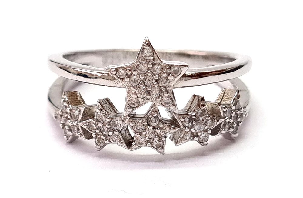 חדשה לחלוטין
. טבעת כסף איכותית, יוקרתית ומרשימה, משובצת אבני סברובסקי. 
הגיעה מחנות תכשיטים 