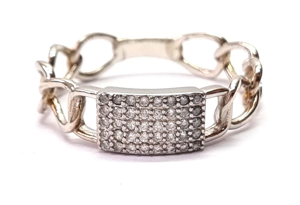 חדשה לחלוטין
. טבעת כסף איכותית, יוקרתית ומרשימה, משובצת אבני סברובסקי. 
הגיעה מחנות תכשיטים 