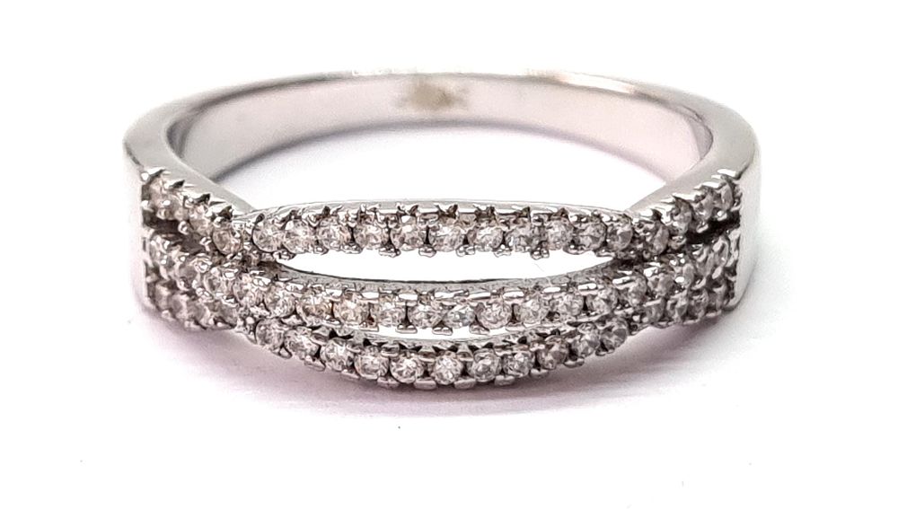 חדשה לחלוטין
. טבעת כסף איכותית, יוקרתית ומרשימה, משובצת אבני סברובסקי. 
הגיעה מחנות תכשיטים 