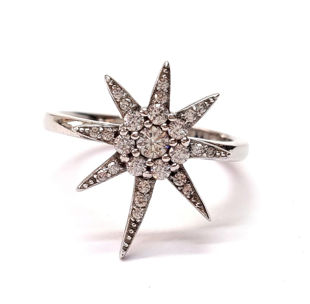 חדשה לחלוטין
. טבעת כסף איכותית, יוקרתית ומרשימה, משובצת אבני סברובסקי. 
הגיעה מחנות תכשיטים 