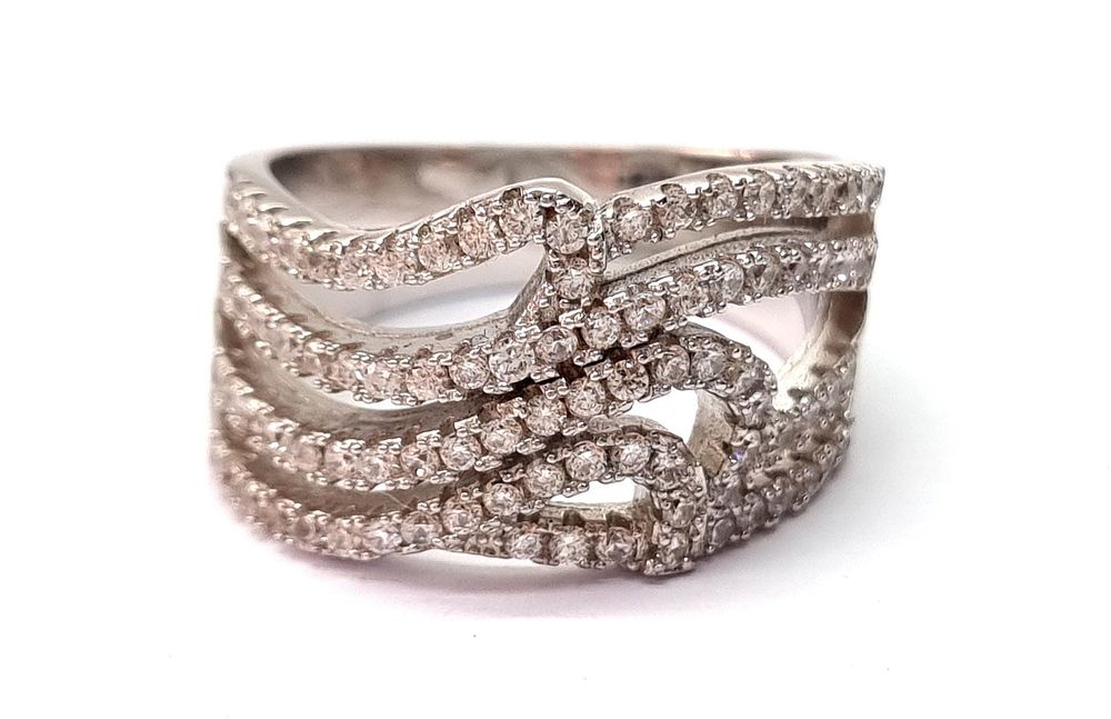 חדשה לחלוטין
. טבעת כסף איכותית, יוקרתית ומרשימה, משובצת אבני סברובסקי. 
הגיעה מחנות תכשיטים 