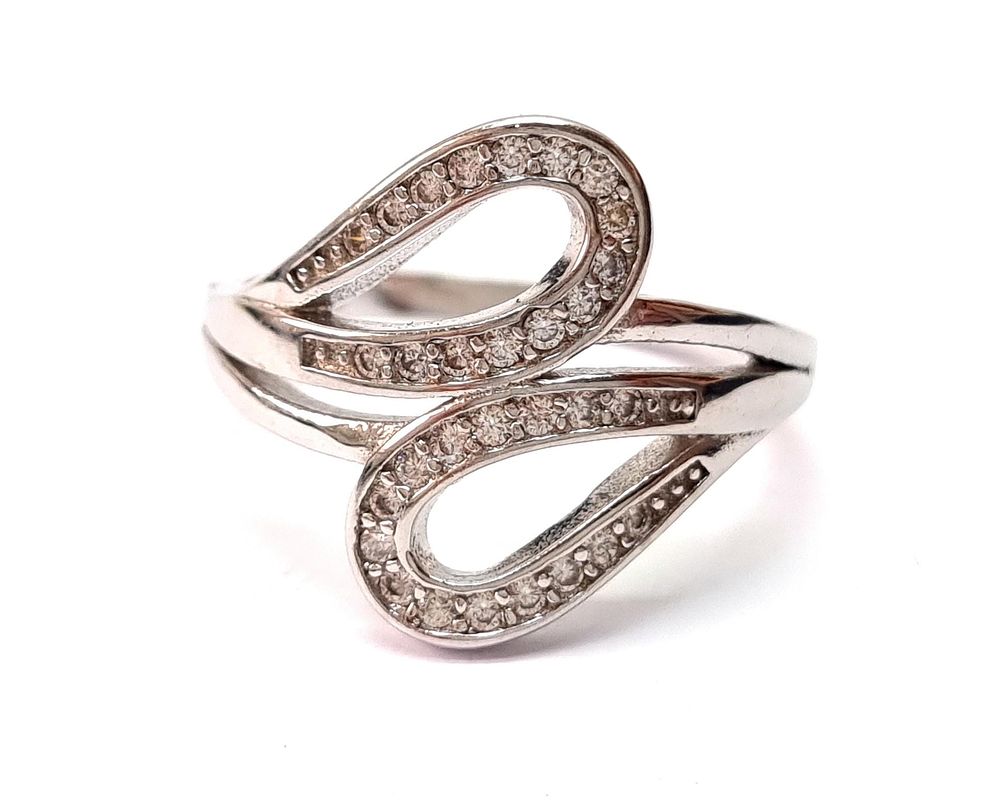 חדשה לחלוטין
. טבעת כסף איכותית, יוקרתית ומרשימה, משובצת אבני סברובסקי. 
הגיעה מחנות תכשיטים 