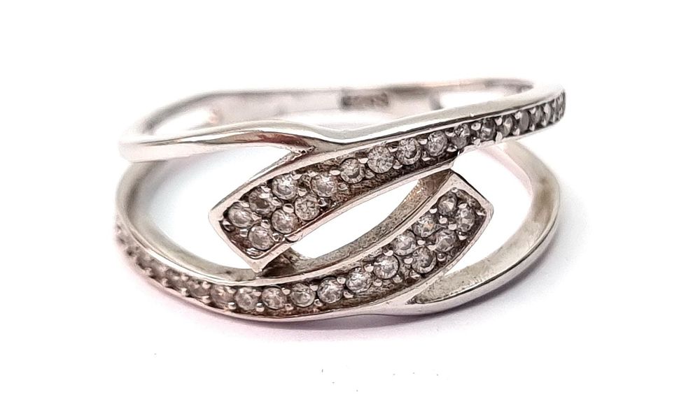 חדשה לחלוטין
. טבעת כסף איכותית, יוקרתית ומרשימה, משובצת אבני סברובסקי. 
הגיעה מחנות תכשיטים 