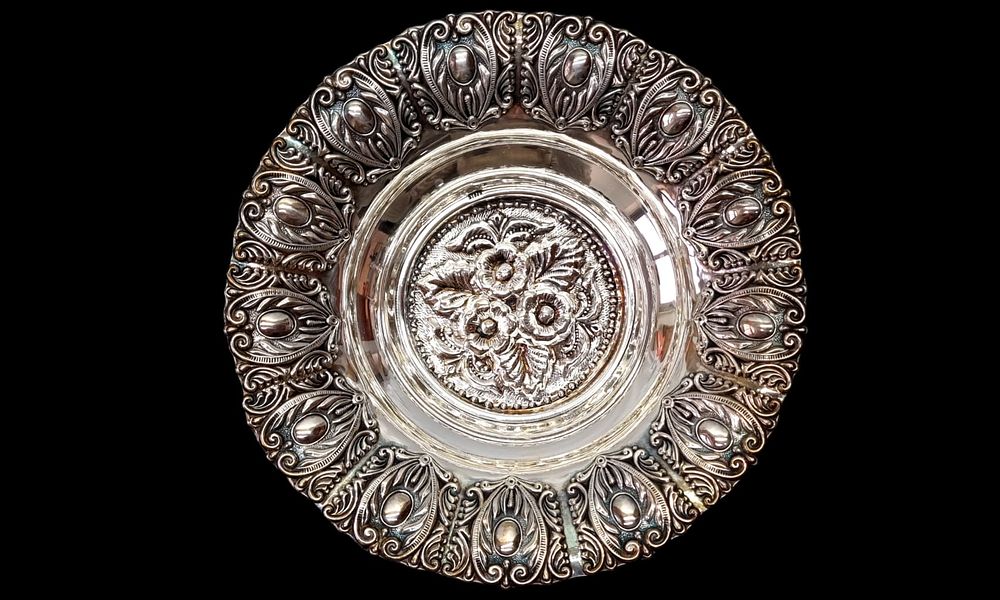 צלחת כסף 925, מפוארת ויפה, מעוטרת עבודת ריקוע. במצב מושלם. חתומה 925. 
משקל: 104 גרם 
קוטר כ- 17 ס"מ