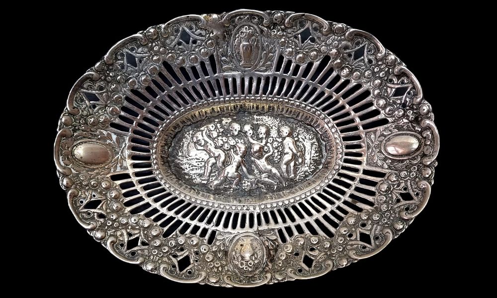 צלוחית נוי, כסף 800, גרמנית, עתיקה, קטנה ומהממת, עבודת ריקוע נפלאה. 
משקל: 68.8 גרם 
מידות כ- 